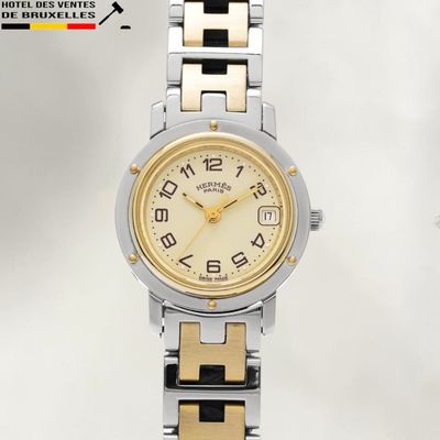 une image d'un gros plan d'une montre-bracelet sur un fond blanc