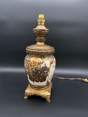 une lampe dorée et blanche sur fond noir et un fond noir