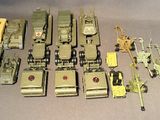 tout un tas de petits véhicules militaires miniatures posés sur une table