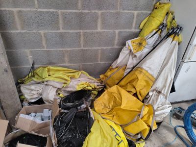 un tas de sacs et d'autres objets par terre