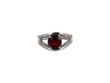 Gros plan sur une bague contenant une pierre rouge
