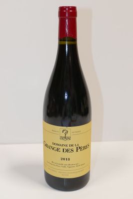 une bouteille de vin posée sur une table