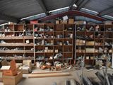 un garage avec de nombreux outils sur les étagères