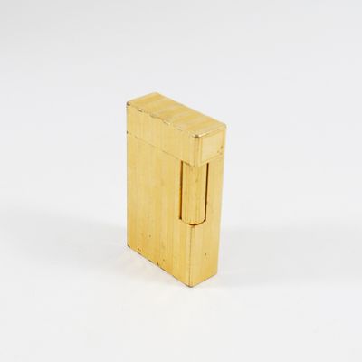 une petite boîte en bois posée sur une surface blanche