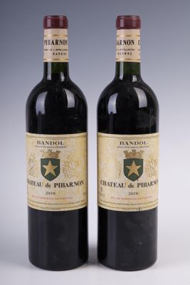 deux bouteilles de vin posées l'une à côté de l'autre sur une table