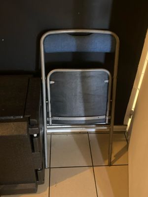 une chaise qui se trouve dans le coin d'une pièce