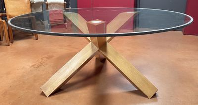 une table en verre avec des pieds en bois et un plateau en verre