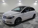 la classe b de la mercedes est garée sur un sol en damier