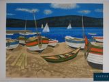 tableau représentant des bateaux sur une plage, avec un ciel bleu et des montagnes en arrière-plan