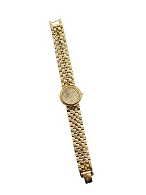 une image d'une montre en or sur fond blanc