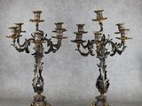 une paire de candélabres anciens en laiton ornés de fleurs et de feuilles