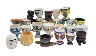 de nombreuses tasses et soucoupes de toutes sortes sur la table