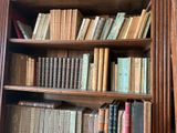 une étagère contenant de nombreux livres dans une pièce
