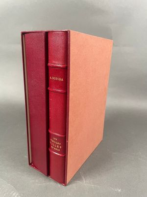 deux livres rouges dans une boîte rouge posée sur une surface grise