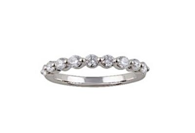 une alliance en or blanc sertie de cinq diamants