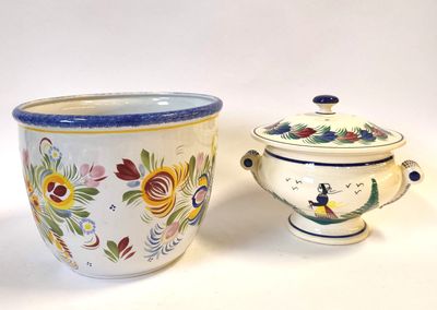 deux vases placés l'un à côté de l'autre sur une table