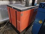 une machine posée par terre à côté d'une poubelle