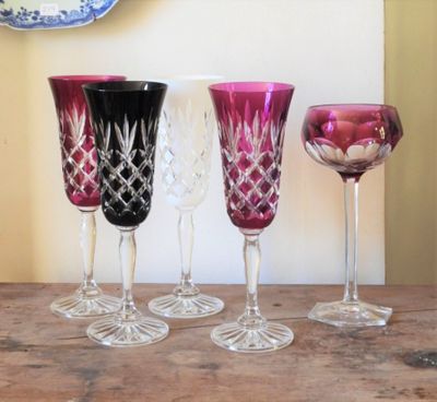 quatre verres à vin posés sur une table à côté d'une assiette