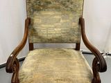 une vieille chaise en bois avec une assise rembourrée verte