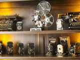 de nombreux modèles différents d'appareils photo anciens sur une étagère