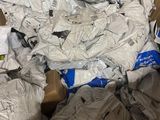 un tas d'ordures dans une boîte en carton posée par terre