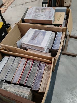 une boîte remplie de CD posée par terre