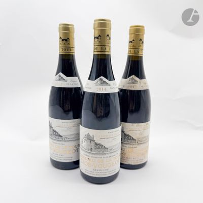 trois bouteilles de vin posées sur une surface blanche