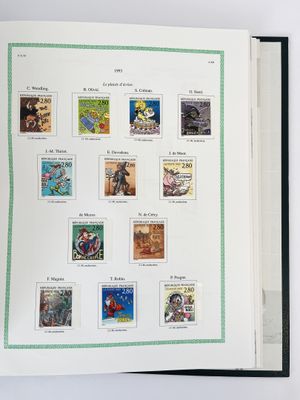 la photo d'un livre sur lequel sont apposés des timbres