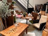 une image d'un salon avec beaucoup de meubles