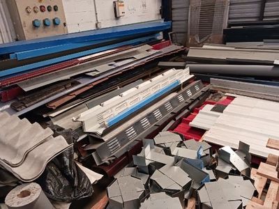 On trouve de nombreux types de métaux et de bois différents dans cette pièce.