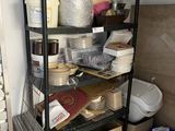 une étagère noire sur laquelle sont posés de nombreux objets