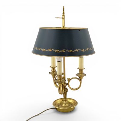 une photo d'une lampe de table surmontée d'un abat-jour bleu