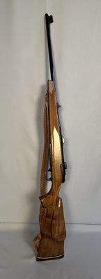 un fusil exposé sur une table