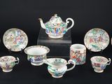 de nombreux types différents de théières, de tasses et de soucoupes
