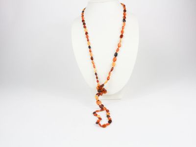un collier composé de perles de verre orange et noires, orné d'un nœud