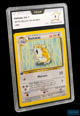 gros plan d'une carte pokemon dans un étui en plastique