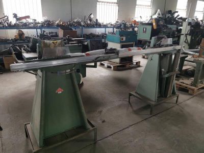many machines that are sitting in a large room
