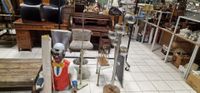 Clown en fibres de verre (accidents), un tabouret de bar, la… (photo 3)