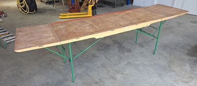 une table en bois avec des pieds verts
