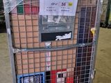 un chariot contenant beaucoup d'articles dans un entrepôt