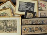 de nombreuses photos encadrées posées sur une table