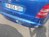 une voiture bleue garée sur le bord de la route