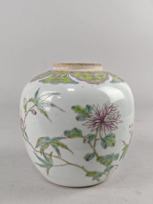 un vase blanc orné d'un motif floral