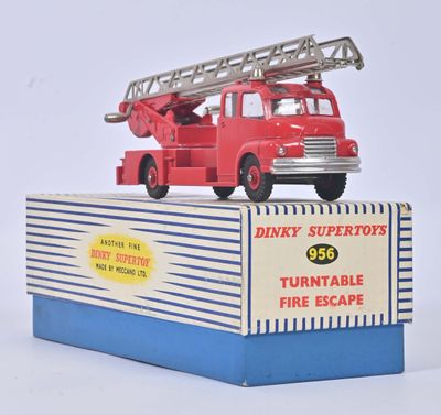un camion de pompier jouet surmonté d'une échelle