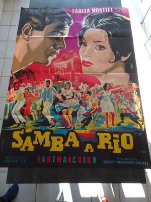 une vieille affiche de cinéma représentant un homme et une femme devant une foule