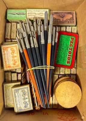 une boîte remplie de différentes sortes de peinture et de pinceaux