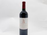 une bouteille de vin posée sur une table