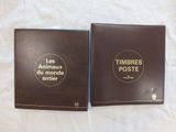 deux livres posés l'un à côté de l'autre sur un lit