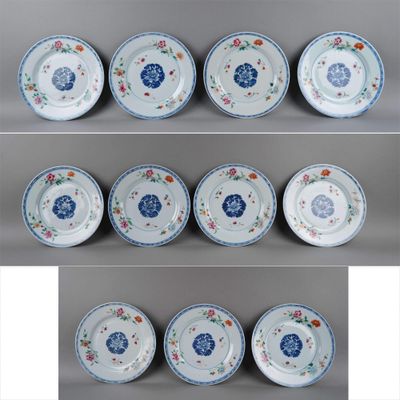 plusieurs vues différentes d'un ensemble de six assiettes ornées de fleurs