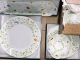 beaucoup d'assiettes et de bols dans une boîte